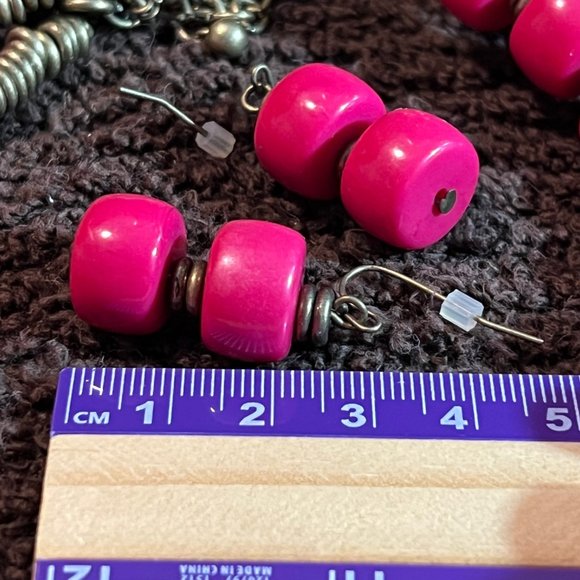 Pink beaded necklace and earrings set - Picture 2 of 2